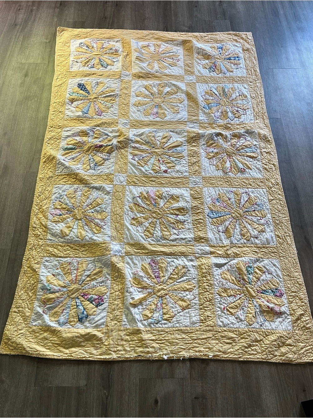 Handmade Dresden Plate Sunburst Lap Quilt- 48”x78”